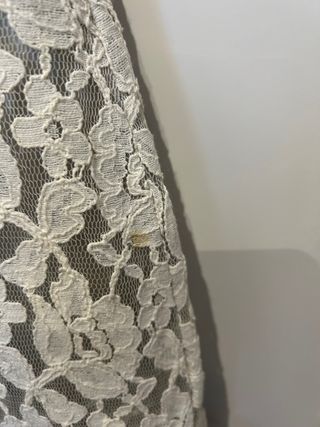 Vestido de encaje con plumas para evento