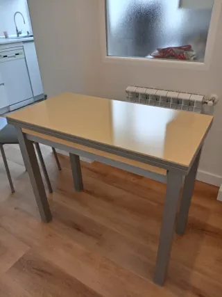 Mesa de cocina extensible y 2 taburetes