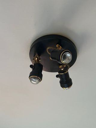 Lámpara de techo negra y dorada