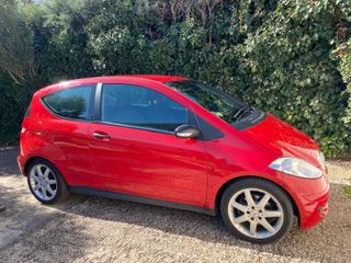 Mercedes-Benz Clase A180 black and red 2006