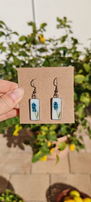 Orecchini pendenti resina fiori blu inox