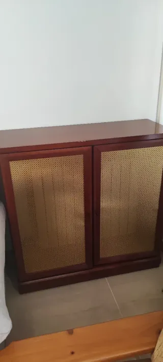 Aparador de salón de madera y cristal + 3 radiador