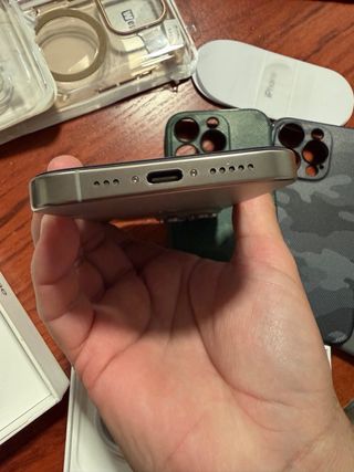 iPhone 16 Pro 256GB Argento con Accessori