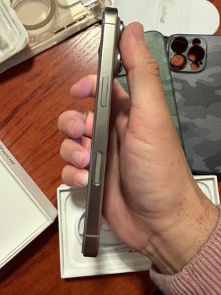 iPhone 16 Pro 256GB Argento con Accessori