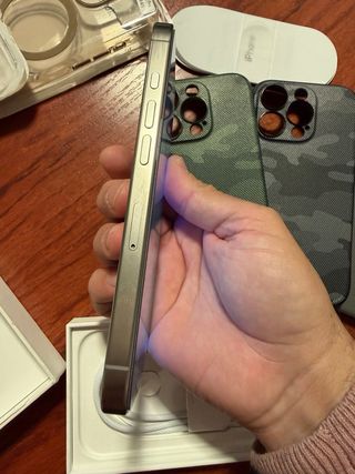 iPhone 16 Pro 256GB Argento con Accessori