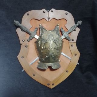 Antico stemma araldico con spade