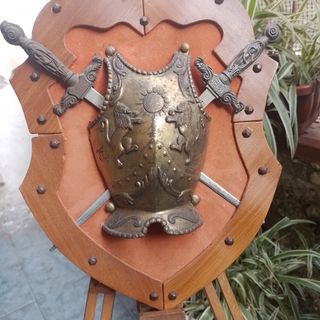 Antico stemma araldico con spade