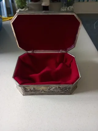 Joyero antiguo con relieves