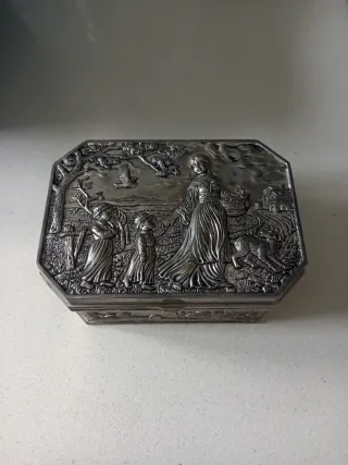 Joyero antiguo con relieves