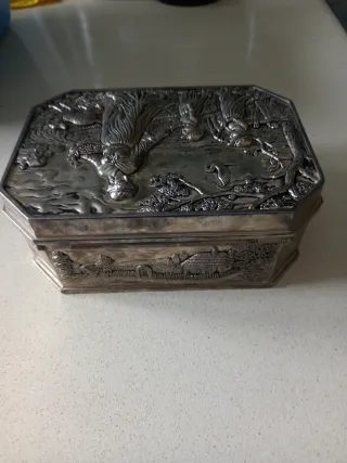 Joyero antiguo con relieves