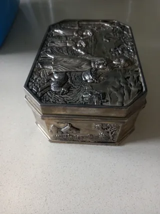 Joyero antiguo con relieves