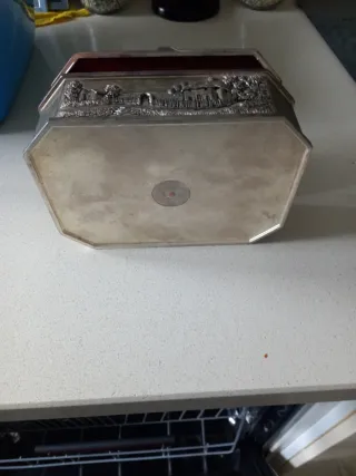 Joyero antiguo con relieves