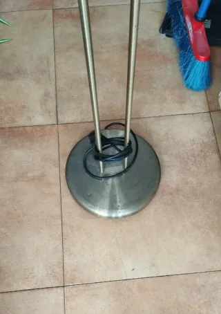 Lámpara de pie metal dorada