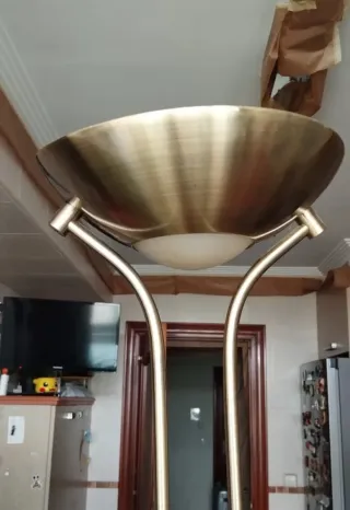 Lámpara de pie metal dorada