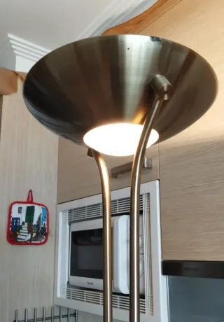 Lámpara de pie metal dorada