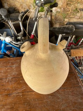Botijo de barro tradicional