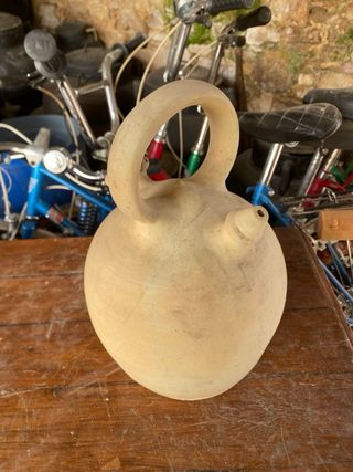 Botijo de barro tradicional