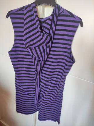 Vestido con capucha y rayas morado y negro