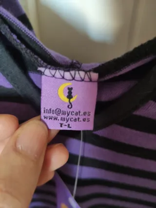 Vestido con capucha y rayas morado y negro