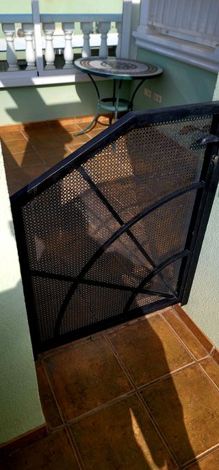 Puerta de valla metálica