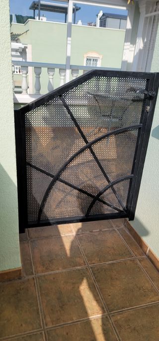Puerta de valla metálica