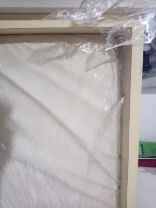 Llit infantil lacat i fusta natural.