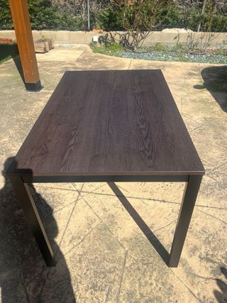 Mesa de comedor moderna oscura