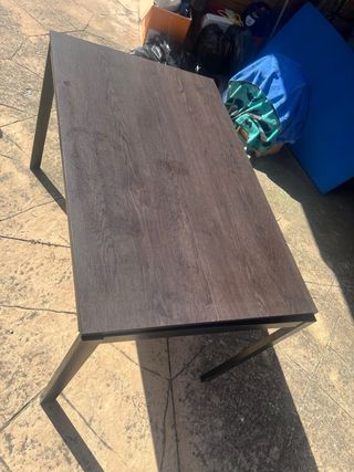 Mesa de comedor moderna oscura