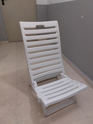 Silla plegable blanca de plástico