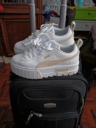 Zapatillas Puma Blancas y Beige