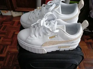 Zapatillas Puma Blancas y Beige