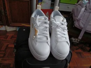 Zapatillas Puma Blancas y Beige