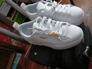 Zapatillas Puma Blancas y Beige