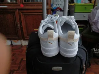 Zapatillas Puma Blancas y Beige