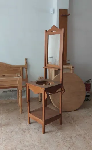 Mueble tocador de madera con espejo