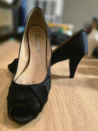 Zapatos de tacón negros peep toe