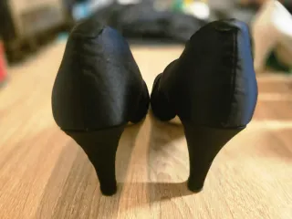 Zapatos de tacón negros peep toe