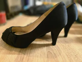 Zapatos de tacón negros peep toe