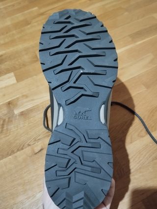 Botas de montaña Sorel negras y grises