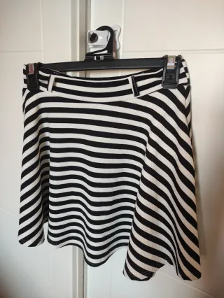 Minifalda de rayas blancas y negras