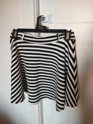 Minifalda de rayas blancas y negras