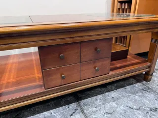 Mesa de centro de madera con tapa de cristal
