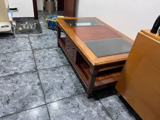 Mesa de centro de madera con tapa de cristal