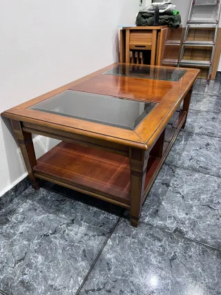 Mesa de centro de madera con tapa de cristal