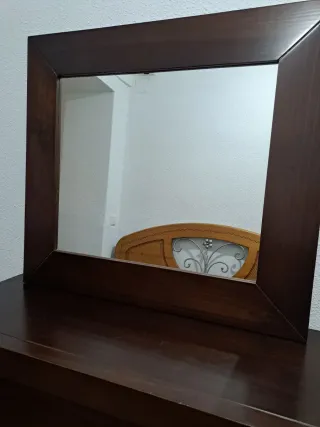 Cómoda de madera con espejo