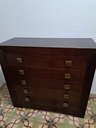 Cómoda de madera con espejo