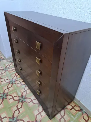 Cómoda de madera con espejo