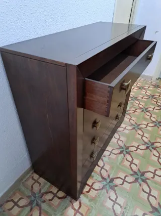 Cómoda de madera con espejo