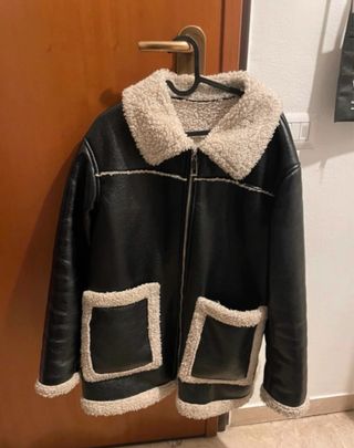 Giacca in pelle nera con pelliccia