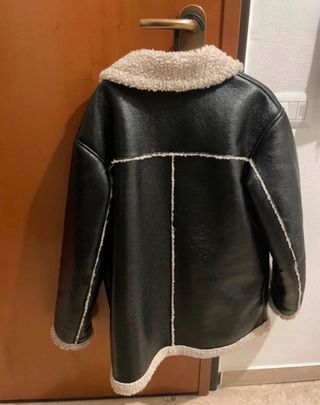 Giacca in pelle nera con pelliccia
